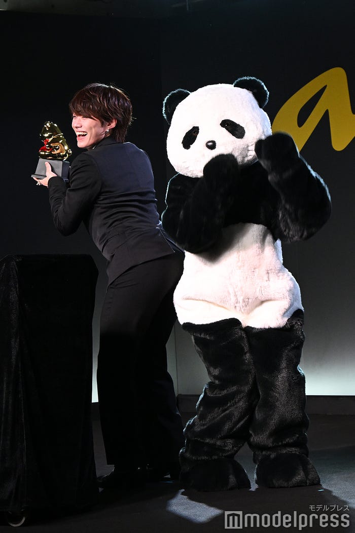 喜び全開でananパンダと美尻を合わせる大橋和也(C)モデルプレス