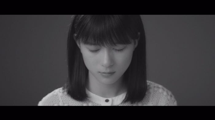 芳根京子/Little Glee Monster 『ヒカルカケラ』MVより(提供写真)