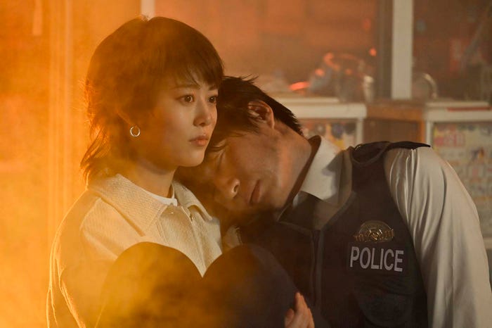 高畑充希、田中圭「unknown」第1話より(C)テレビ朝日