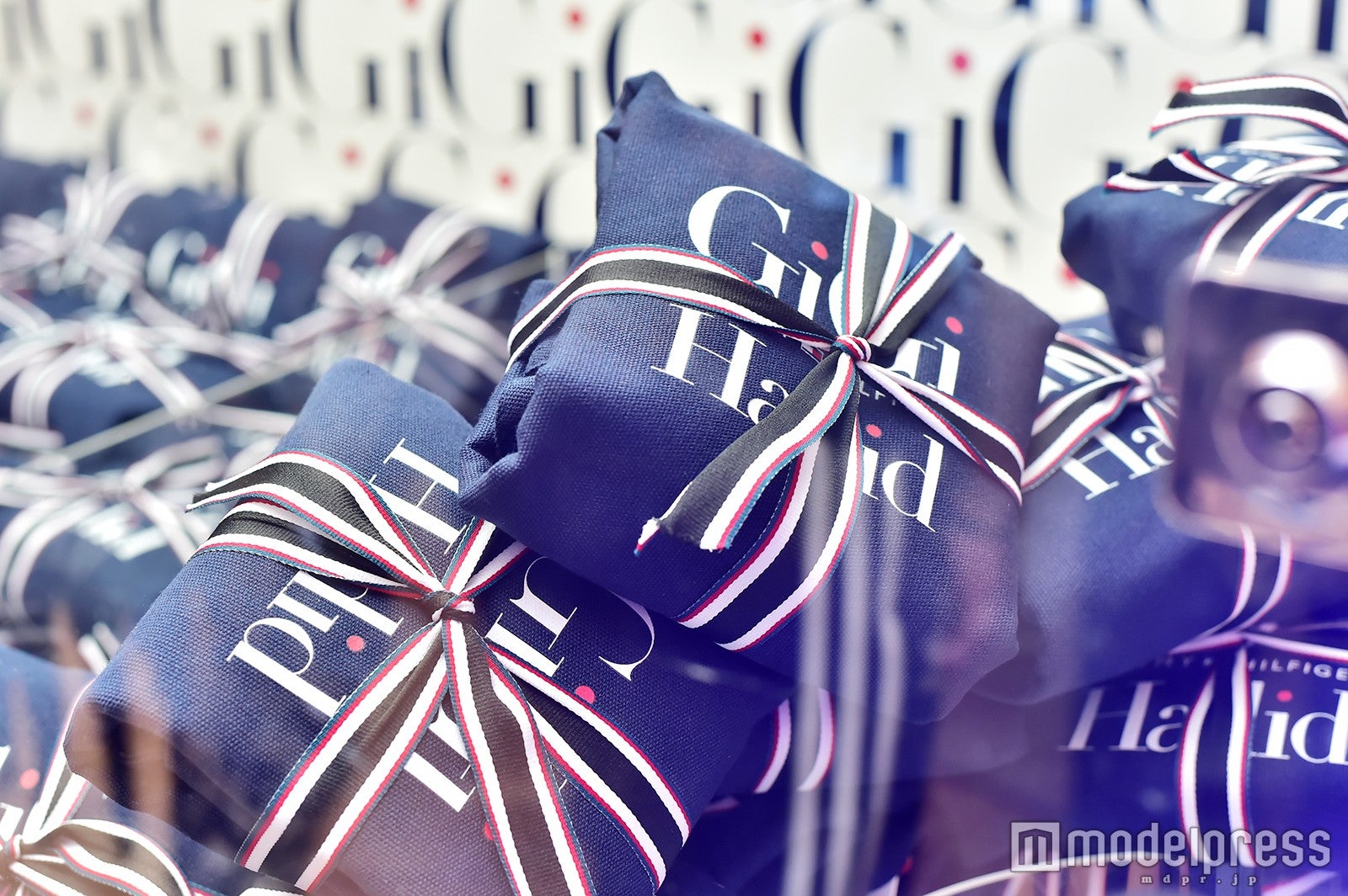 店内に設置されたUFOキャッチャー。景品はロゴトートバッグ （C）モデルプレス