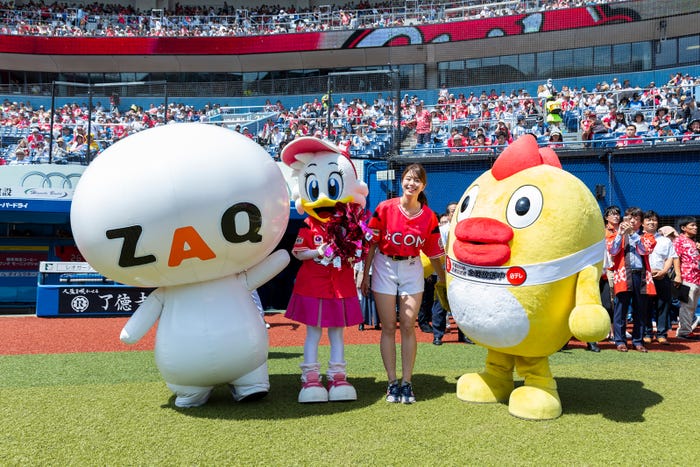 (写真中央左から3番目)稲村亜美(提供写真)