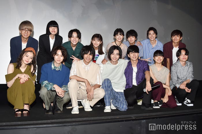 前列左より:紺野彩夏、小越勇輝、神尾楓珠、小野寺晃良、長谷川慎、上原美矩、大橋ちっぽけ後列左より:木村真人氏、大河原恵、小西詠斗、出口夏希、若林薫、青木柚、木戸大聖、森永直人氏(C)モデルプレス