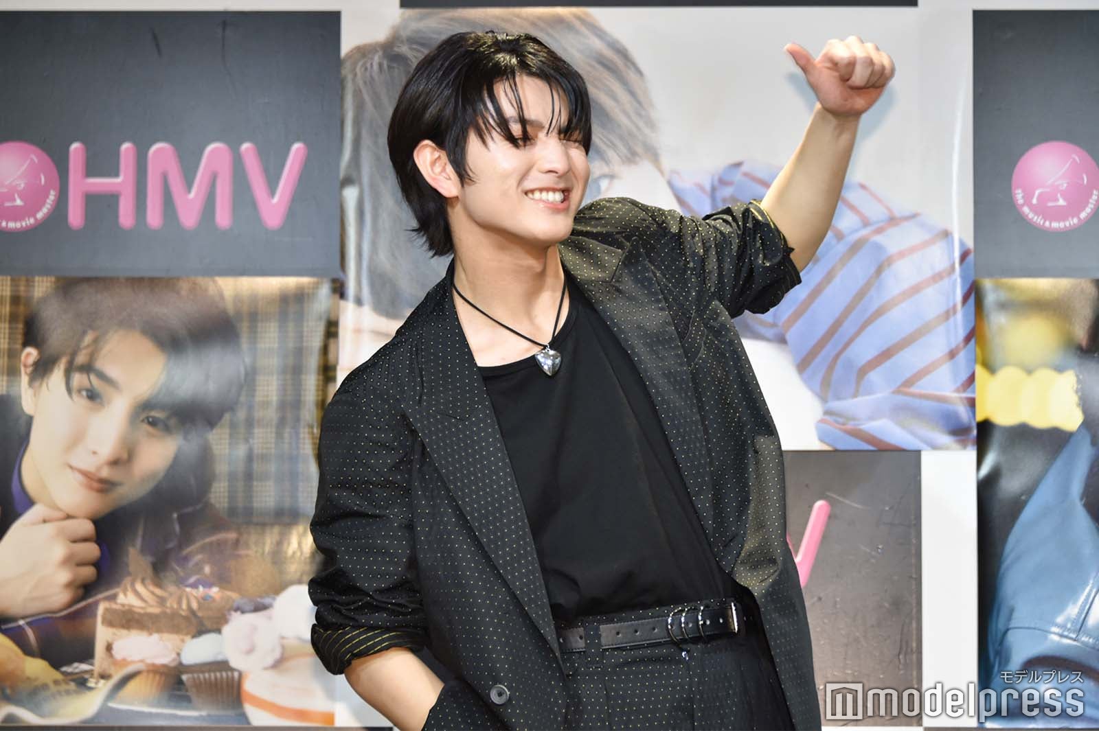 後ろのポスターのマネをする柏木悠（C）モデルプレス