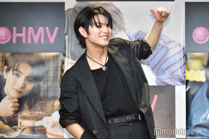 後ろのポスターのマネをする柏木悠(C)モデルプレス