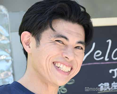 小島よしお、家族でお花見へ 長男との2ショット公開「口元似てる」「3人の写真も素敵」の声