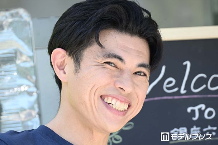 小島よしお、家族でお花見へ 長男との2ショット公開「口元似てる」「3人の写真も素敵」の声