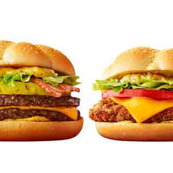 （画像左から）必勝バーガー ビーフ＆パイン、必勝バーガー チキン＆トマト／画像提供：マクドナルド
