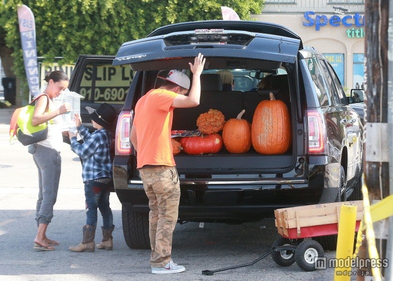 買ったカボチャを車に積み込む。FameFlynet Pictures／Zeta Image