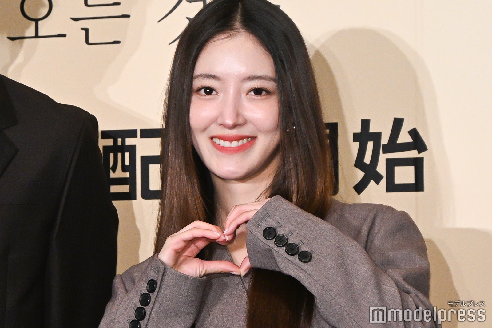 ハートポーズを決めるイ・セヨン（C）モデルプレス