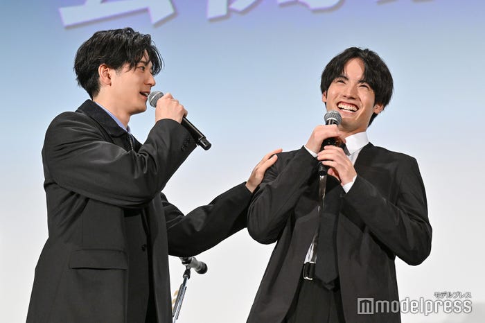 中島裕翔になだめられる赤楚衛二(C)モデルプレス