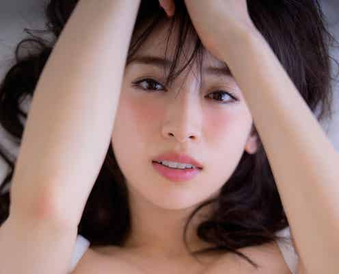 泉里香、ランジェリー&水着で“エロふわボディ”大胆披露 初の試みで“恋人のような距離感”