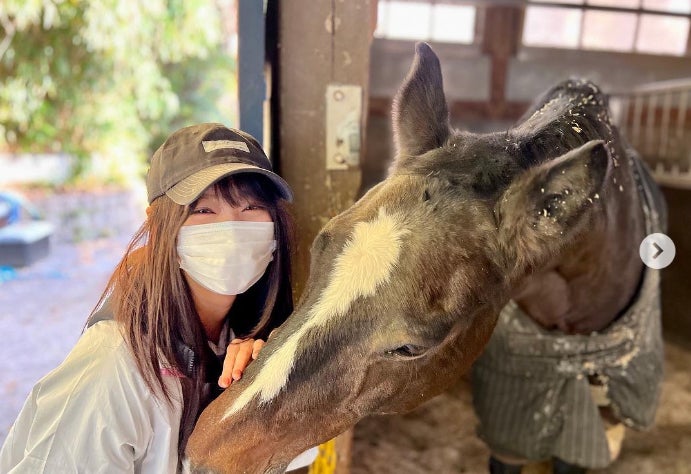 元櫻坂46菅井友香、母校の馬術部へ訪問「2ショット可愛すぎる」「会えてよかったね」の声