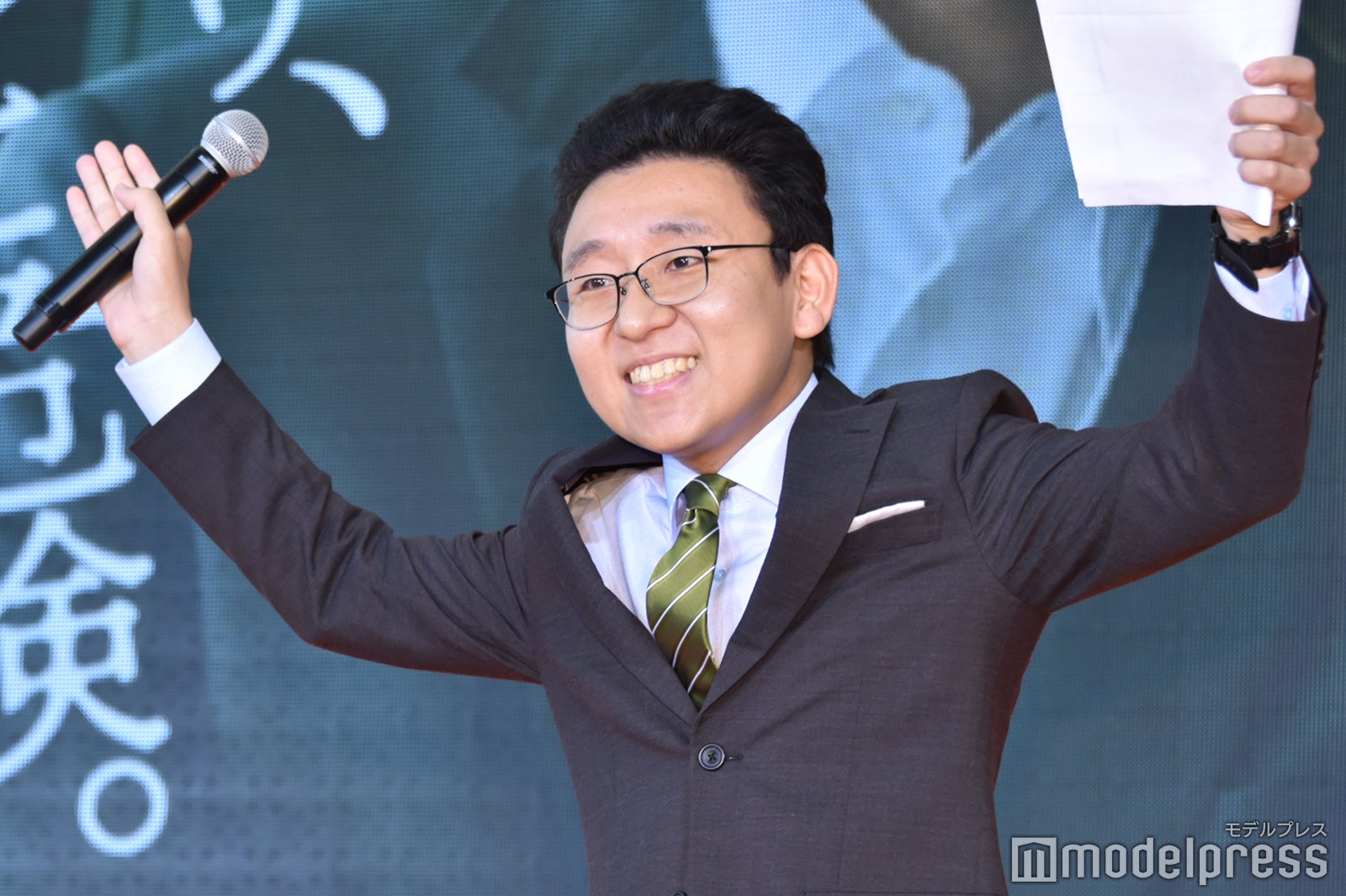 オクラ色のネクタイを見せる上垣皓太朗アナウンサー（C）モデルプレス