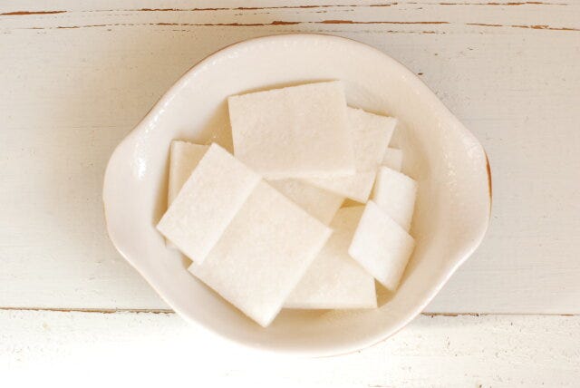 薄く切った餅を耐熱容器に薄くサラダ油（分量外）を塗って並べる。