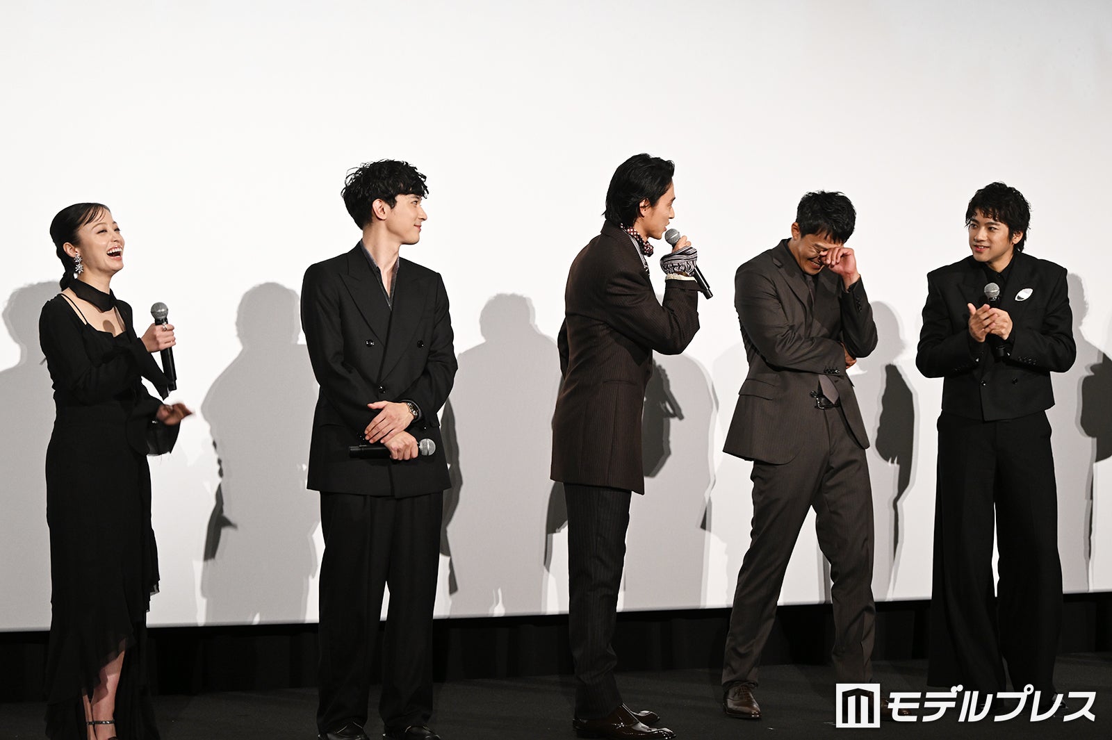 山崎賢人のコメントを温かく見守るキャスト陣（C）モデルプレス