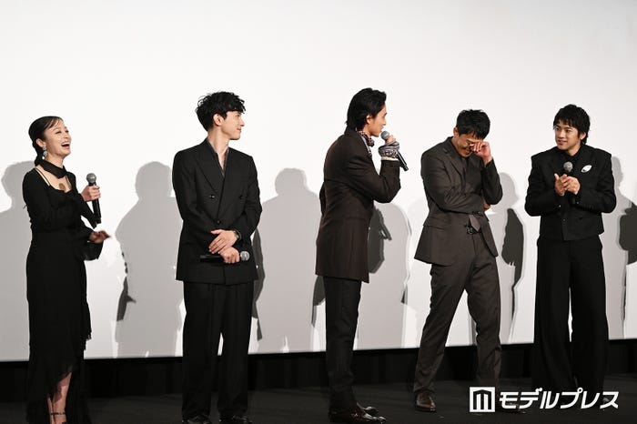 山崎賢人のコメントを温かく見守るキャスト陣(C)モデルプレス