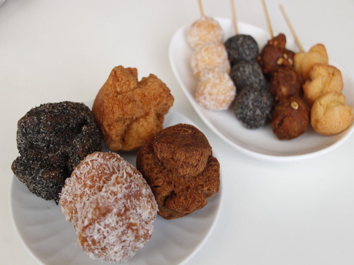 左の皿手前から時計回りに、ココナッツ、黒ごまきな粉、プレーン、黒糖。右の皿左からココナッツ、黒ごまきな粉、黒糖ピーナッツ、プレーン