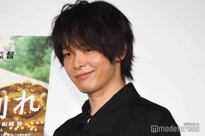 「中村さんも笑顔で!」と言われニヤリと笑う中村倫也(C)モデルプレス