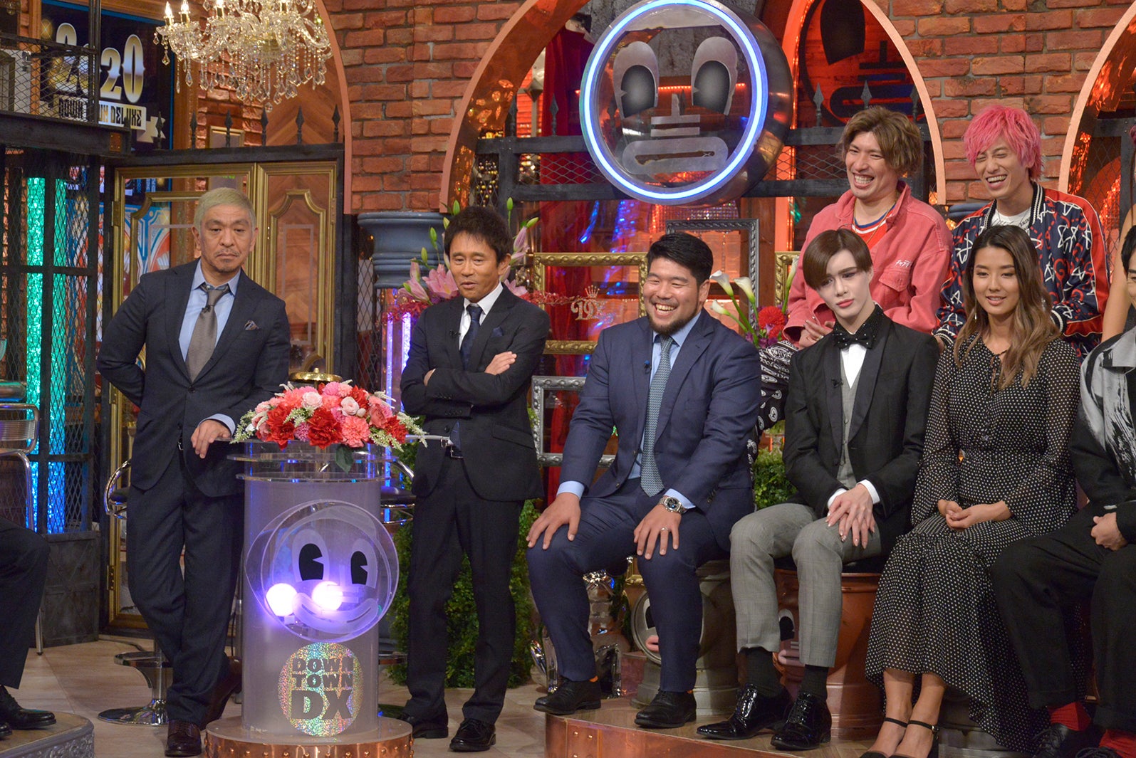 （後列）EXIT（前列左から）ダウンタウン、畠山健介、Matt、すみれ／2020年1月9日放送「ダウンタウンDXDX」より（C）読売テレビ