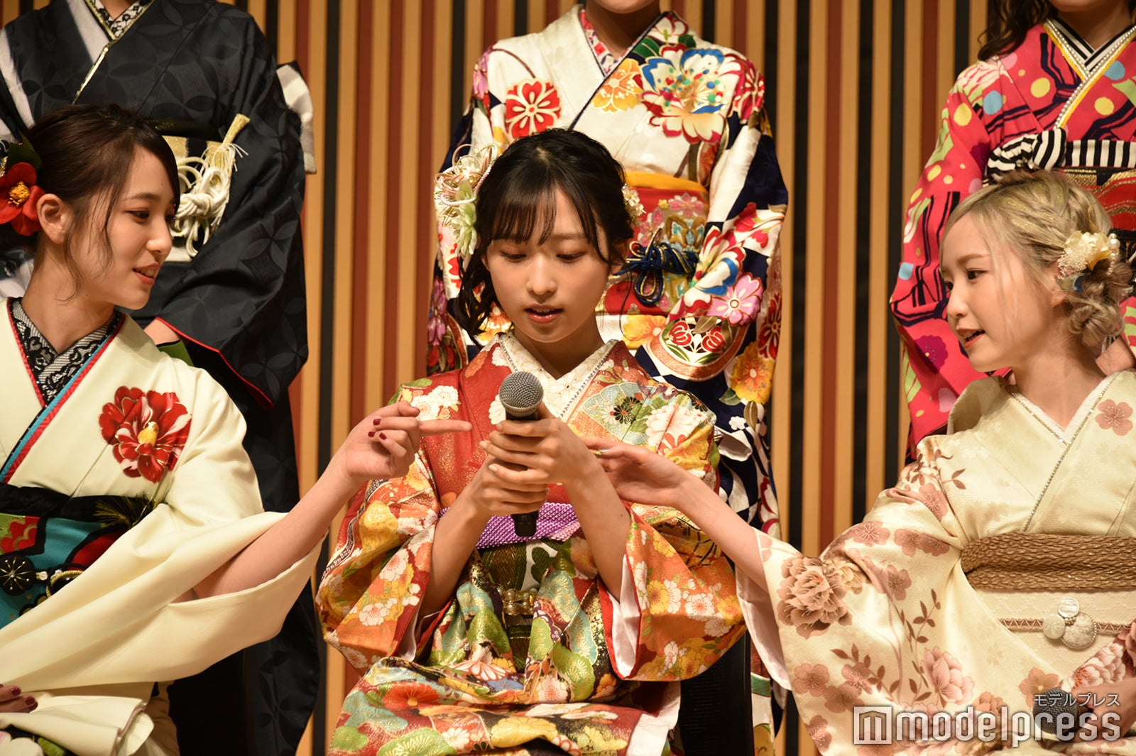 下尾みう、小栗有以、本田仁美 （C）モデルプレス