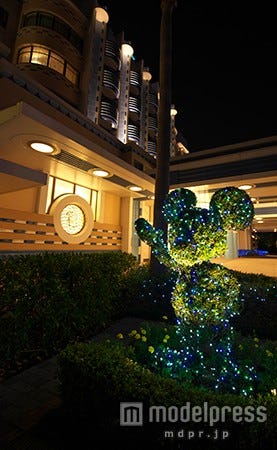 ディズニーアンバサダーホテルのクリスマスデコレーションのイメージ(C)Disney