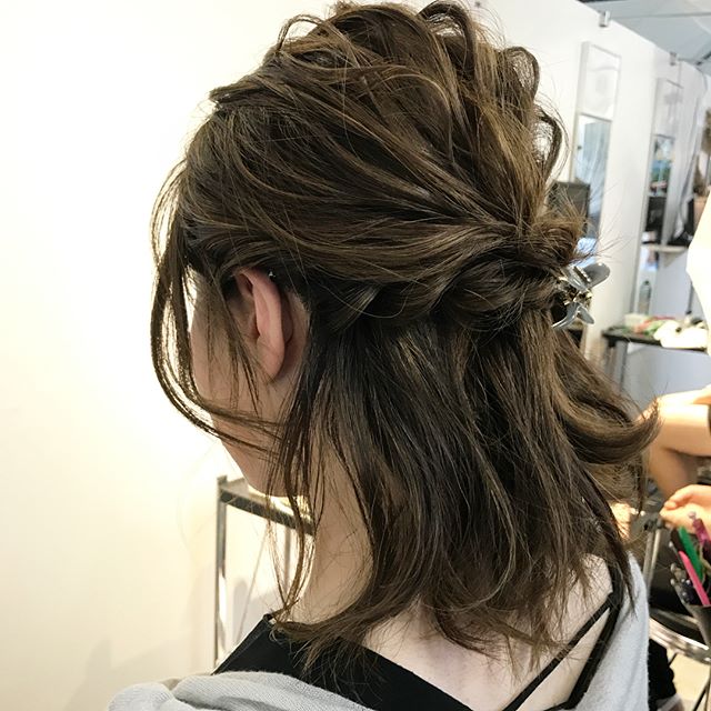 ミディアムボブの簡単アレンジカタログ 大人おしゃれな今どきヘアをチェック モデルプレス