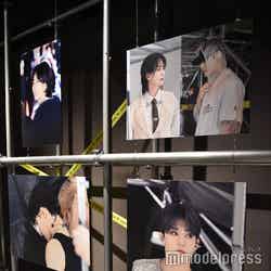 SEVENTEENバックヤード再現空間で展示(C)モデルプレス