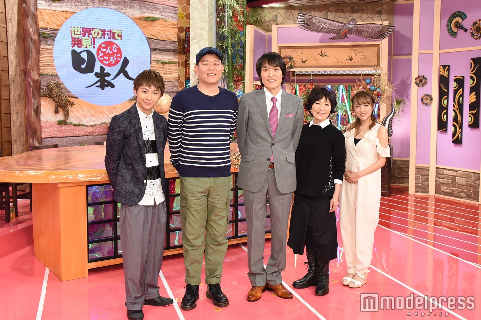 （左から）須賀健太、千原せいじ、千原ジュニア、森山良子、高橋みなみ（C）モデルプレス