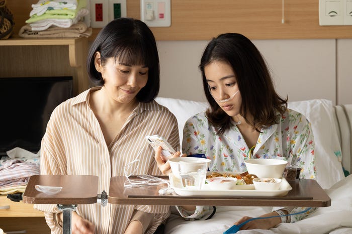 富田靖子、藤原さくら「束の間の一花」第5話より(C)NTV・J Storm