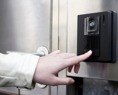 浮気女の自宅を突きとめ【ピンポーン】突撃した妻!夫が出てきた瞬間⇒冷静な“一撃”を食らわせる!?