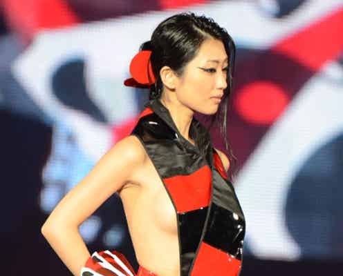 壇蜜、半裸ドレスで美バスト大胆露出 モードな新境地