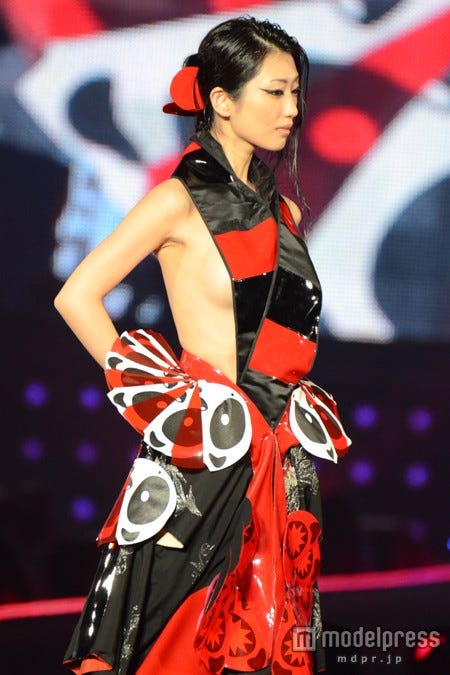 半裸ドレスでランウェイを闊歩した壇蜜