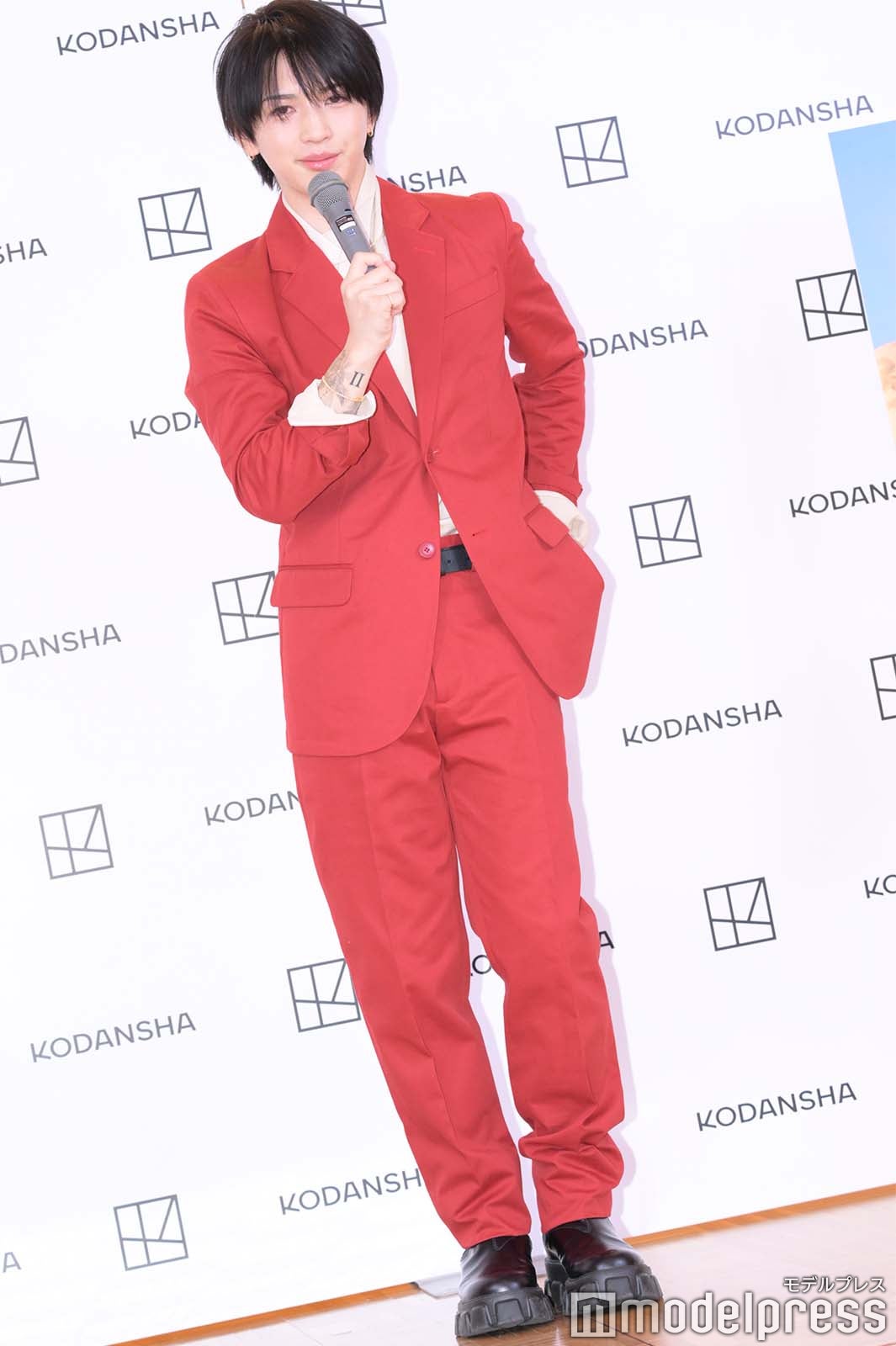 岩橋玄樹、SEXY赤スーツで久々の公の場 初写真集を自画自賛