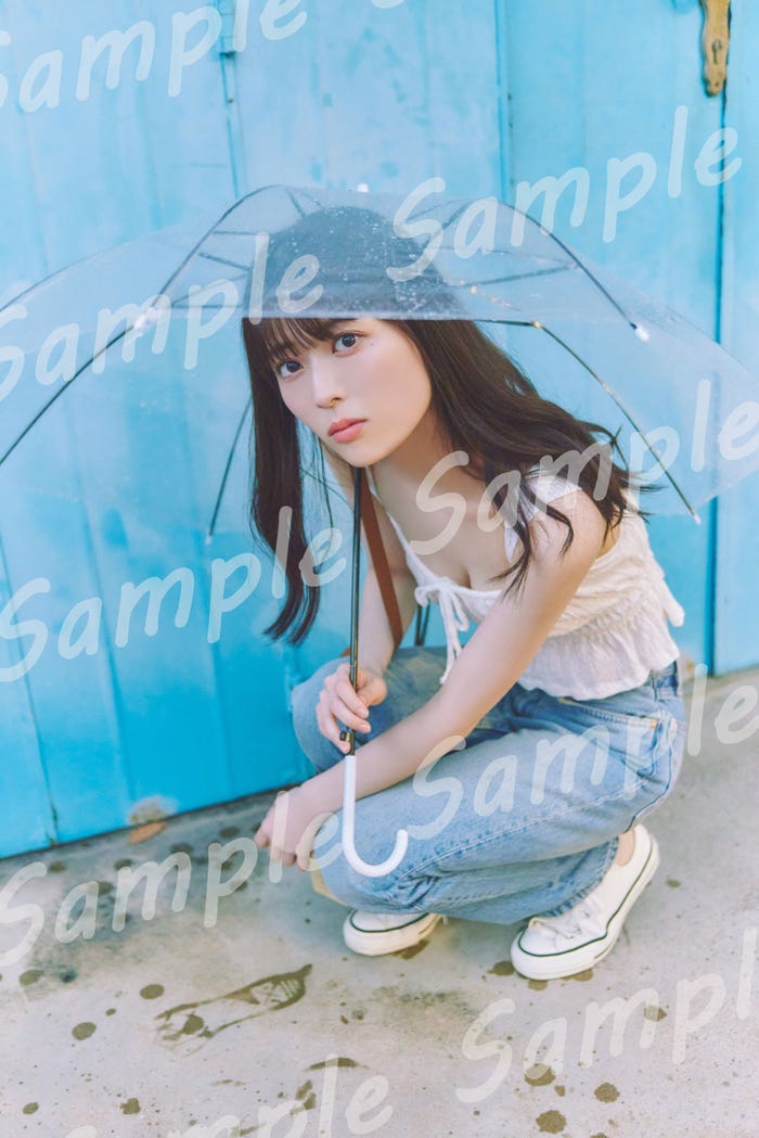 岩本蓮加1st写真集「いたずらな風」封入特典ポストカード/撮影:SAKAI DE JUN