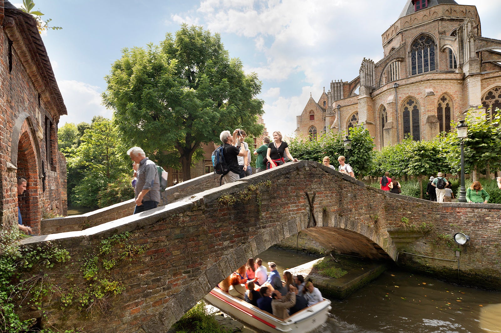 低い石橋をくぐるスリリングさも◎(c)Milo Profi