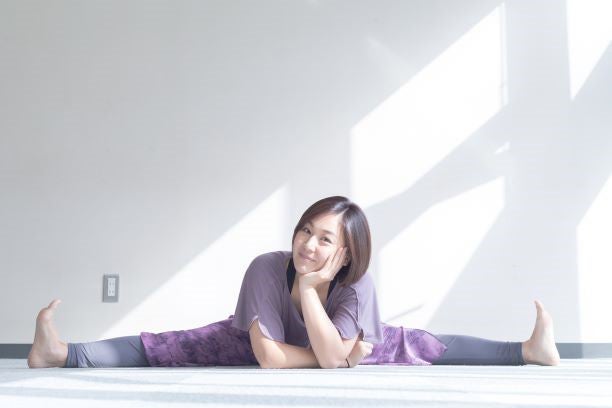 ヨガのインストラクター資格（全米ヨガアライアンスRYT200）を取得。身体が固くなると調子が悪くなるので、開脚ストレッチは必ず毎晩しています（提供写真）