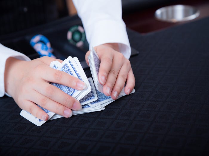 トランプは意外と盛り上がるぞ~~~!/photo by ぱくたそ