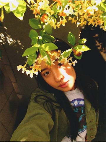 まるでお花の妖精のよう…Koki, 、花々に包まれた幻想的な自撮りショット公開