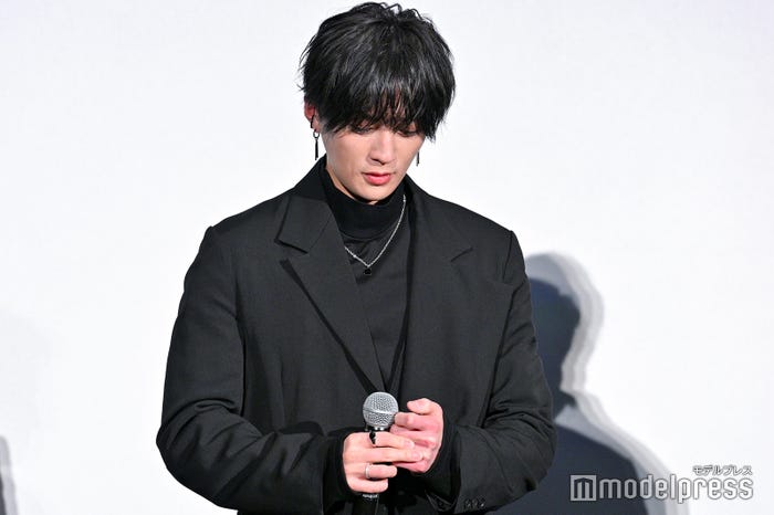 指をポキポキ鳴らす八木勇征(C)モデルプレス