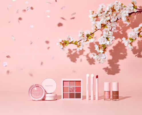 【イニスフリー】名品パウダーに“サクラ色”登場 桜並木に着想した限定コレクション