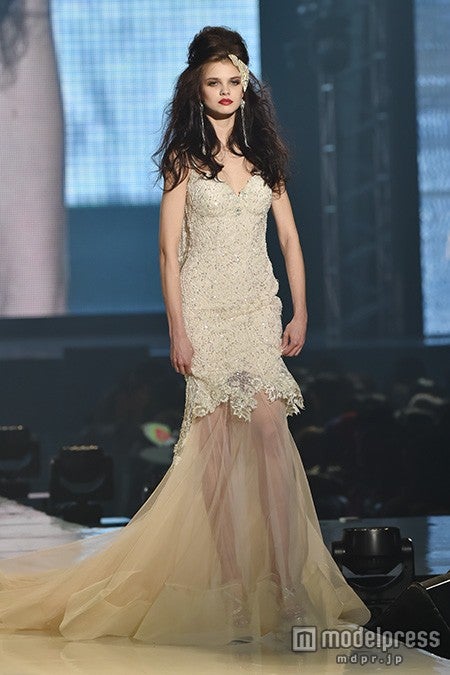 絶妙な切り返しが印象的なドレス／「マグノリア ホワイト」のステージの様子