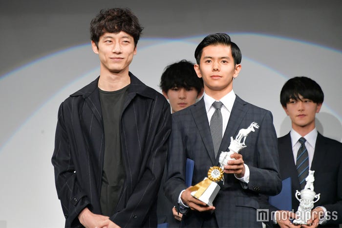 坂口健太郎、グランプリ・ラボ賞の井上翔太さん(C)モデルプレス