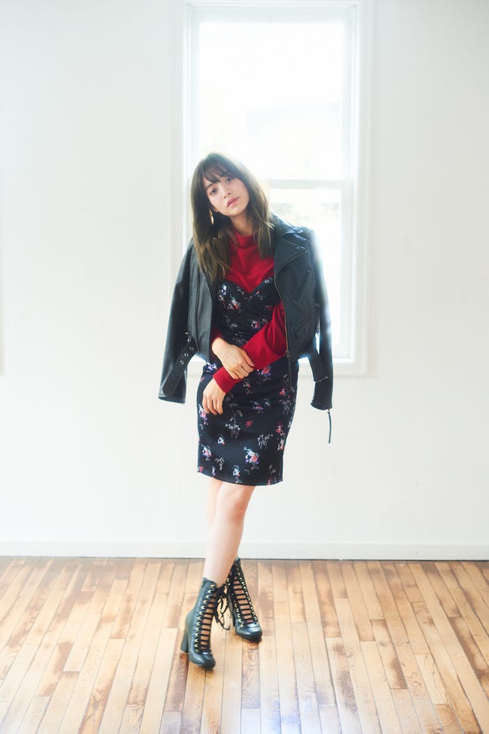 ニットトップス¥3,990/AZUL by moussy、レースアップブーツ¥15,970/SLY(ともにバロックジャパンリミテッド) ライダースジャケット¥59,000/AULA(ドラスティック) 花柄ワンピース¥6,944/H&M(H&M カスタマーサービス)(C)TOPLOG
