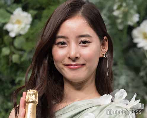 新木優子、美スタイル際立つ華やかドレス姿で登場 アンバサダー就任に笑顔