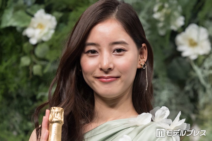 新木優子、美スタイル際立つ華やかドレス姿で登場 アンバサダー就任に笑顔
