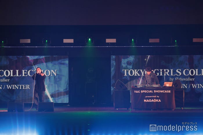 R-指定、DJ松永 (C)マイナビ 東京ガールズコレクション 2021 AUTUMN/WINTER