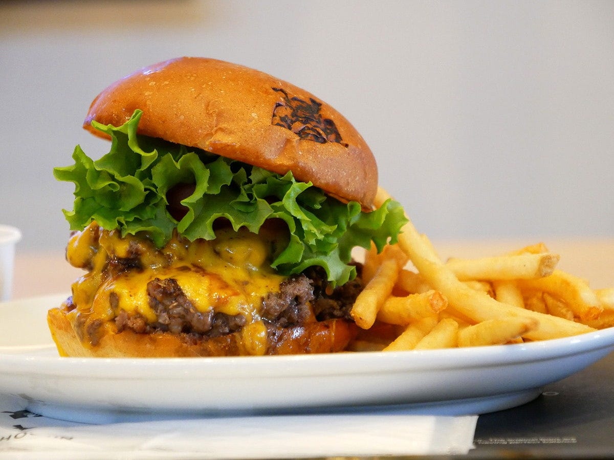 ダブルチーズバーガー（税込2180円）、ポテトセット（税込480円）