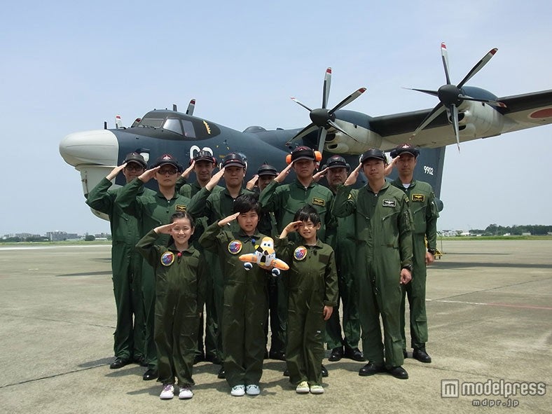 ディッパーと同じ水陸両用の飛行艇の前で