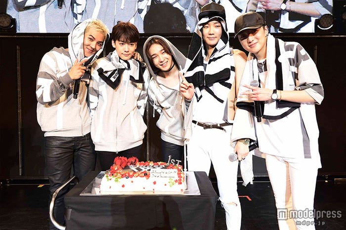 「WINNER JAPAN TOUR 2015」ではデビュー1周年のお祝いも