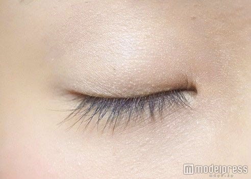 ベースカラーでまぶた全体を明るく/写真・MAKO(C)モデルプレス